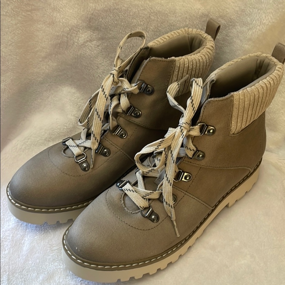 Stylish Tan/Cream Ankle Boots with Laces. Cliffs by White Mountain size 8.5
